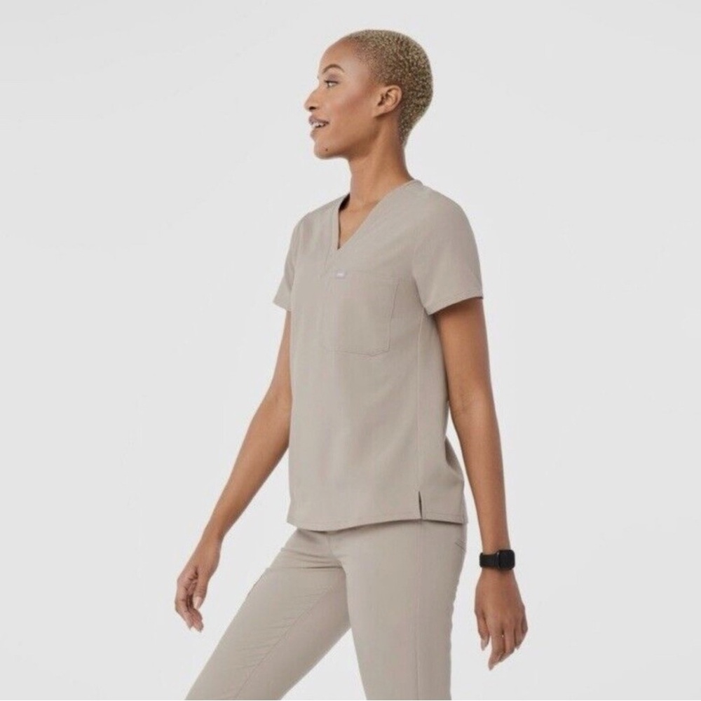 FIGS Boulder One Pocket Catarina Scrub Top Size L